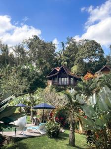 un complexe avec des chaises et une maison sur une colline dans l'établissement Bali Palms, Tabanan, à Tabanan