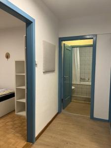 Um banheiro em CH01 Schönes Apartment nahe Zentrum Basel