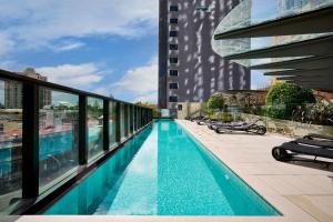 ein Pool auf dem Dach eines Gebäudes in der Unterkunft Modern Elegance 2BR Luxury Apartment with Gym & Pool in Melbourne