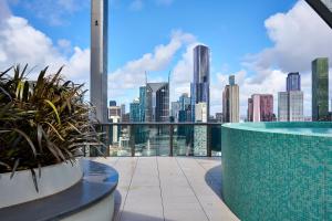 een zwembad op het dak met uitzicht op de stad bij Modern Elegance 2BR Luxury Apartment with Gym & Pool in Melbourne