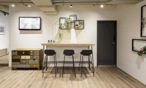 a room with a table and four stools at 109台北旅館-台北109青旅 109 Taipei Hotel - Taipei 109 Hostel in Taipei