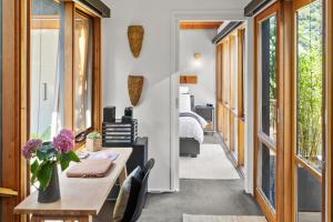 ein Heimbüro mit einem Schreibtisch und einem Schlafzimmer in der Unterkunft Hygge Loft in Mount Eliza