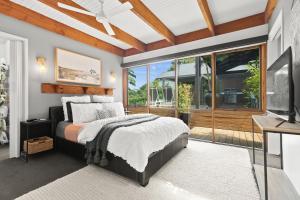 ein Schlafzimmer mit einem Bett und einer Glasschiebetür in der Unterkunft Hygge Loft in Mount Eliza