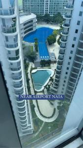 vistas a la piscina desde la ventana de un edificio en Azure Urban Beach Resort Residences, en Manila