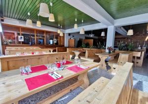 een eetkamer met houten tafels en banken en een restaurant bij Camp Suisse @ The Télécabine in Les Crosets