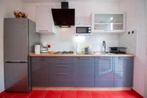 cocina con armarios azules y nevera en Apartment Un Chat, en Rovinj