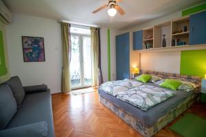 1 dormitorio con cama y sofá en Apartment Un Chat, en Rovinj