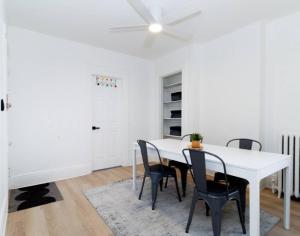 - une salle à manger blanche avec une table et des chaises blanches dans l'établissement 4 BR Luxury Apartment in Tribeca, à New York