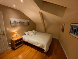 Ένα ή περισσότερα κρεβάτια σε δωμάτιο στο CHAMBRE AU CENTRE VILLE TRES COSY