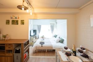 1 dormitorio con cama y ventana grande en Beige, en Tokio