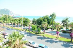 uma vista aérea de um parque de estacionamento com carros em Kleopatra Beach Yildiz Hotel em Alanya