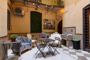 a patio with furniture and a table and chairs at Domus Suite 14 in Rome