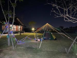 - une tente éclairée dans une cour la nuit dans l'établissement P Villa Homestay, à Ban Bang Krasan