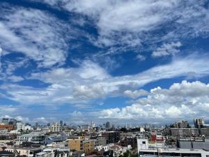 Pemandangan umum bagi Tokyo atau pemandangan bandar yang diambil dari apartmen