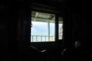 馬拉里的住宿－HimtrekStays Sethan, Heritage House, Manali，享有山景的黑暗客房的窗户