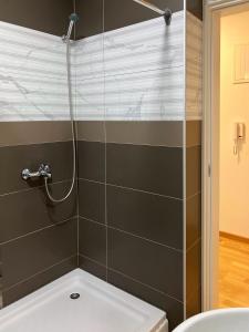 een badkamer met een douche en een toilet bij Don Balkan Apple in Vrnjačka Banja