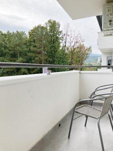 een stoel op een balkon met uitzicht bij Don Balkan Apple in Vrnjačka Banja