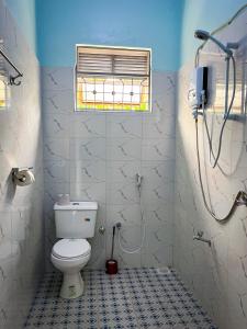 ein Bad mit einem WC und einer Dusche in der Unterkunft NB MOTEL-KIHIHI in Kihihi