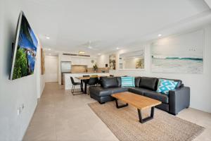 努沙岬的住宿－黑德蘭美景公寓，客厅配有沙发和桌子
