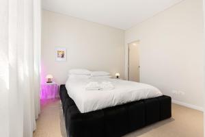 Tempat tidur dalam kamar di Bondi Oasis: 2BR + Balcony Bondi Beach