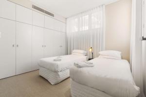 Giường trong phòng chung tại Bondi Oasis: 2BR + Balcony Bondi Beach