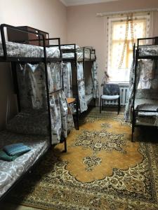 um quarto com beliches e um tapete em Хостел Тихий дворик em Carcóvia