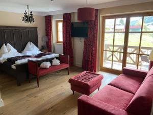 Łóżko lub łóżka w pokoju w obiekcie Hotel Alpine Palace