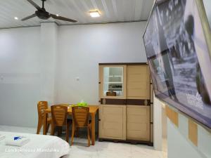 Lombokhouse Mandalika的电视和/或娱乐中心