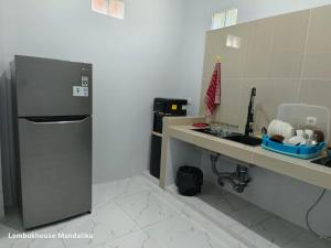 Lombokhouse Mandalika的厨房或小厨房