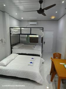 Lombokhouse Mandalika客房内的一张或多张床位