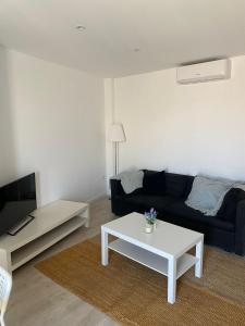 sala de estar con sofá y mesa en Apartamento en el centro, en Igualada