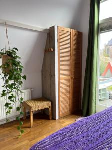 アルクマールにあるGroenlokaalのベッドルーム1室(ベッド1台付)、木製キャビネットが備わります。