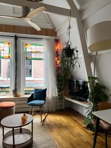 uma sala de estar com uma mesa e uma cadeira em Groenlokaal em Alkmaar