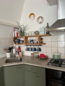uma cozinha com um lavatório e uma bancada em Groenlokaal em Alkmaar