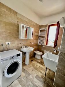a bathroom with a washing machine and a sink at Appartamento La Rondine in Pignataro Maggiore