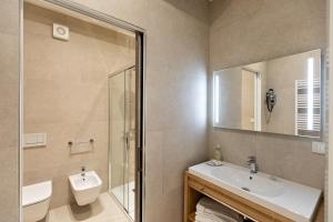 uma casa de banho com um lavatório, um WC e um chuveiro em Palazzo 7 em Domodossola