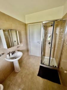 a bathroom with a sink and a shower at Appartamento La Rondine in Pignataro Maggiore