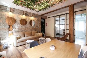 - un salon avec une table et un canapé dans l'établissement La casita de Lola, à Santander