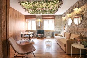 - un salon avec un canapé et un lustre dans l'établissement La casita de Lola, à Santander