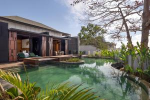 Sumitra Luxury Villas & Resort by Pramana内部或周边的泳池