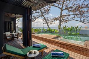 uma vista para o oceano a partir do deque de uma villa em Sumitra Luxury Villas A Pramana Experience em Sanur