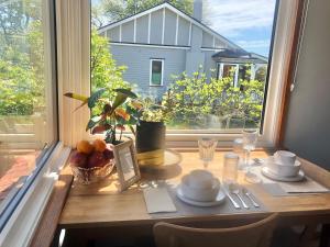 een tafel met een bord eten en een raam bij Lovely Budget Vegan Homestay in Newstead