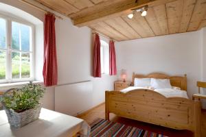 Postel nebo postele na pokoji v ubytování Selbstversorgerhütte Plafing