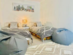 A bed or beds in a room at Quirky little 2 bedroom in quiet cul-de-sac