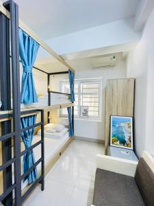Двухъярусная кровать или двухъярусные кровати в номере The Light Hostel