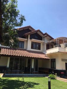 una casa con tetto rosso di Kuca Dago VII a Bandung