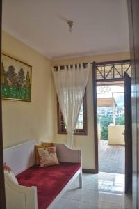 un soggiorno con divano e finestra di Kuca Dago VII a Bandung