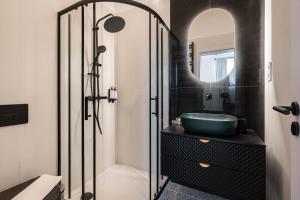 een badkamer met een wastafel en een spiegel bij R6 - Boutique Apartments, Best Location By BQA in Boedapest