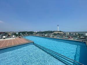 una gran piscina en la parte superior de un edificio en The Light Hostel, en Ha Long