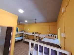 Postel nebo postele na pokoji v ubytování Trippr Gokarna - Beach Hostel